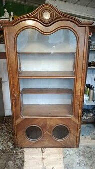 Starožitná dřevěná vitrína k renovaci