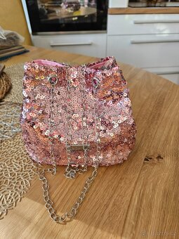 Krásná nová růžová flitrová kabelka