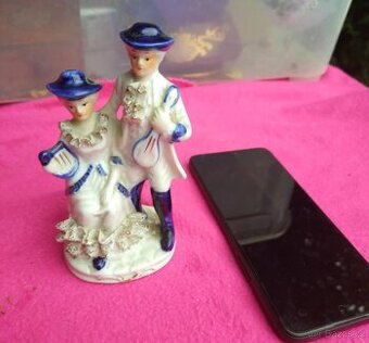 Porcelánová soška - kavalír a dáma v rokokových šatech