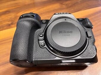 Tělo fotoaparátu Nikon Z 8, přibližně 6600 expozic