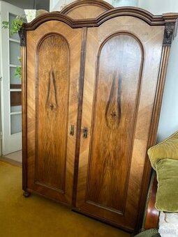 Starožitná skříň