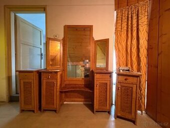 zrcadlo/ toaletni stolek se zrcadlem a 2 nocni stolky