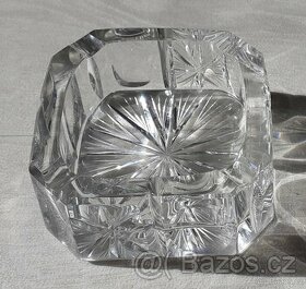 Krásný broušený popelník