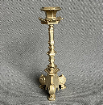 Masivní mosazný retro svícen V 24.5cm, 630g