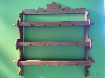 Krásná vyřezávaná dřevěná police