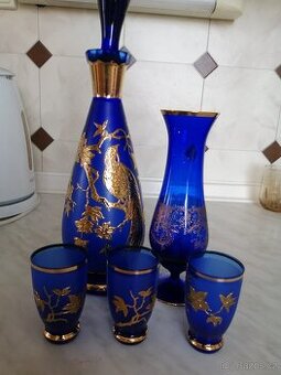 Elegantní sada kobaltového skla se zlatým dekorem – karafa,