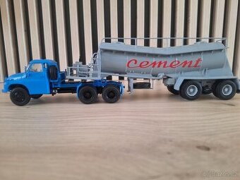 Tatra 148 s cisternovým prívesom na cement.