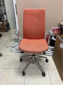 Polstrovaná kancelářská textilní židle s područkami oranžová