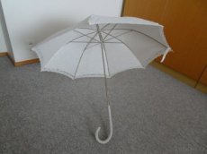 Bílý krajkový deštník