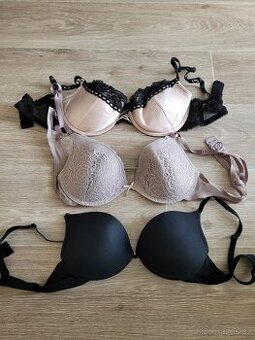 Tři pěkné podprsenky push up cca 75B,