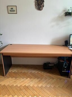 Kancelářský stůl