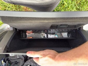 Prodám AMI přihrádku spolujezdce Audi A6 C6 pro AMI a CD