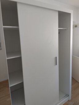 Velká trojdílná šatní skříň.