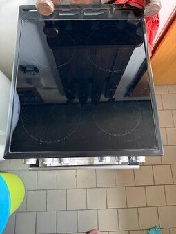Elektrický sporák zn. Mora C 5245 DS s sklokeramickou deskou