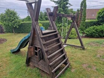 Dětská skluzavka, houpačka, domeček