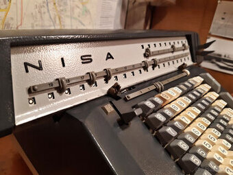 Funkční elektromechanická kalkulačka Nisa PK5 z roku 1974