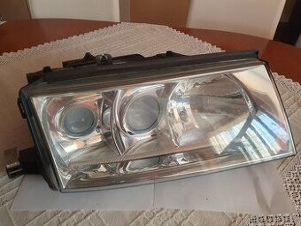 Xenonový světlomet pravý Octavia 1