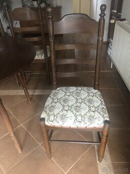 Dřevěný jídelní stůl + 4 židle - klasický styl