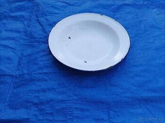 Smaltovaný bílý talířek, průměr 24 cm