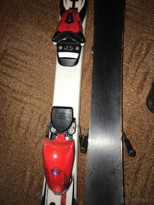 Dětské carvingové lyže.