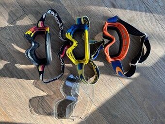 dětské rukavice a brýle na motokros