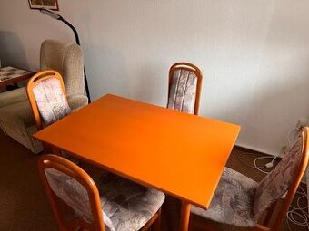 Stůl jídelní rozkládací a 4 židle - masivní