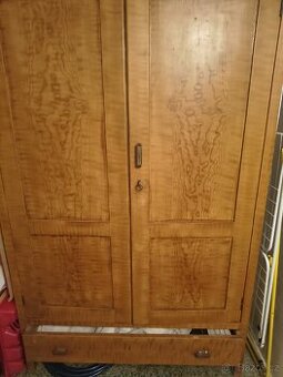 Starožitná skříň