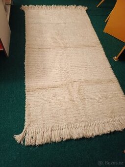 Bílý tkaný koberec