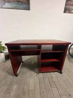 Darujeme psací stůl