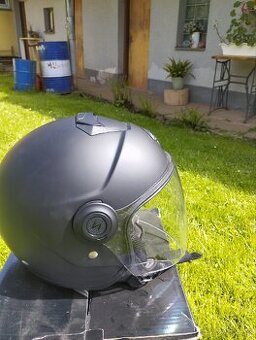 Moto přilba.