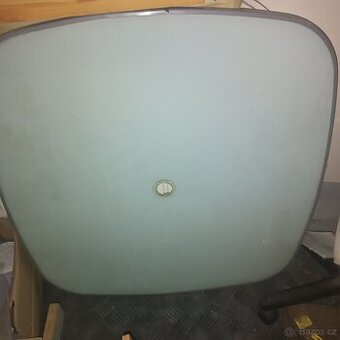 Zanovni skleneny stul