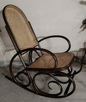 Houpací křeslo v rustikálním stylu.