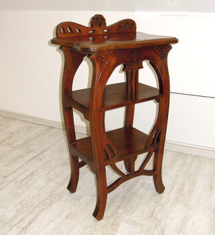 ODKLÁDACÍ MAHAGONOVÝ STOLEK V KRÁSNÉM NEPOŠKOZENÉM STAVU