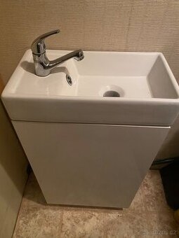 Malé umyvadlo s baterií a skříňkou. Třeba do karavanu. Levně
