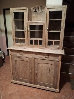 stará dubová kredenc 187