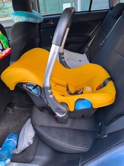 Prodám dvě autosedačky pro děti 0-9kg. za symbolickou cenu.
