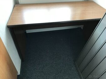 Kancelářský stůl z lamina