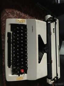 Consul model 2226 - klasický psací stroj s kufrem