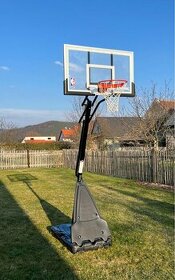 Venkovní basketbalový koš Spalding s nastavitelnou výškou