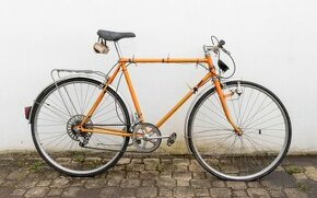 Starší oranžové silniční kolo