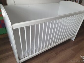 Krásná bílá postýlka se zadním čelem + matrace 140x70