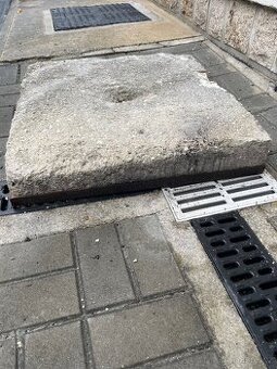 Betonové poklopy.