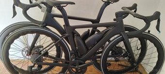 silniční karbonové kolo s elektronickým radením