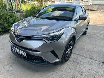 Toyota C-HR Hybrid 1.8 e-CVT, r. 2019 – perfektní stav, spol