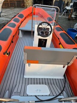 Člun 5.7x2.4m, nové polstry, hypalon, motor, vlek