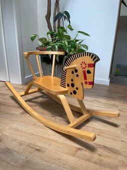 Dřevěný houpací kůň