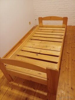 Dřevěná postel masiv