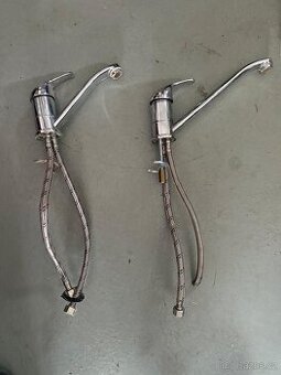 Dřezová a umyvadlová baterie včetně hadiček, dřez