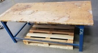 Pracovní stůl s dřevěnou deskou