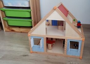 Dřevěný domeček s nábytkem a panenkami